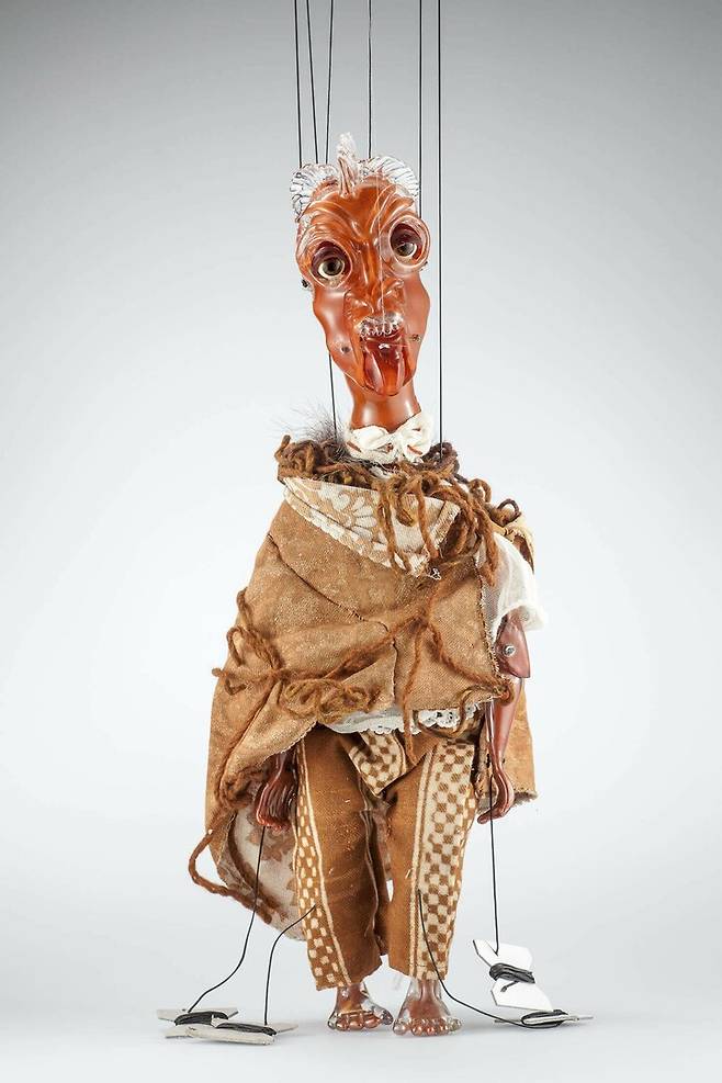 와엘 샤키 'The Secrets of Karbala (Marionette)' 2014, Murano glass, 51.5 x 14 x 17㎝