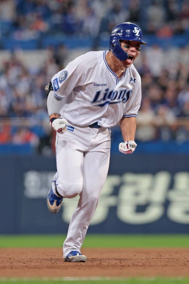 삼성 라이온즈의 김영웅이 21일 대구에서 열린 프로야구 플레이오프 한화 이글스와의 3차전 4회말 역전 3점 홈런을 터뜨린 뒤 그라운드를 돌며 포효하고 있다. 삼성 제공