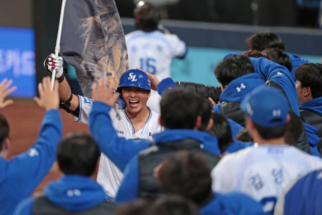 삼성 라이온즈의 김태훈이 21일 대구에서 열린 프로야구 플레이오프 한화 이글스와의 3차전 4회말 우월 솔로 홈런을 터뜨린 뒤 덕아웃으로 들어오자 동료들이 반겨주고 있다. 삼성 제공
