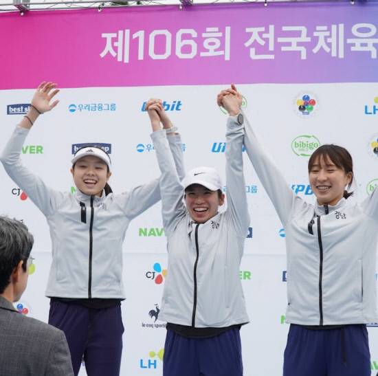 근대5종 계주 여자 일반부에서 금메달을 차지하며 대회 2관왕에 오른 경남선발(왼쪽부터 신수민, 한송이, 장하은) 선수들이 시상식에 올라 손을 잡고 환호하고 있다. 사진=경남 근대5종연맹