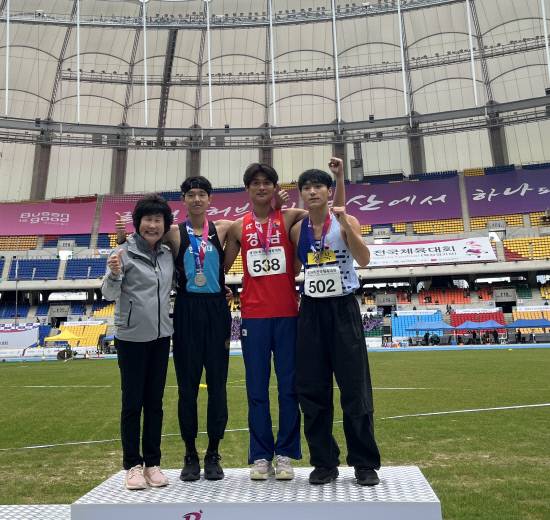 육상 남자 대학부 800m에서 금메달을 차지한 경남대표 오창기(한국체대)가 시상대에서 2~3위 선수와 함께 기념촬영을 하고 있다. 사진=경남체육회