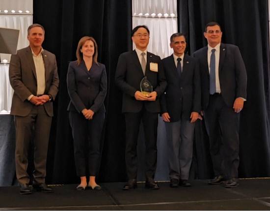 SNT에너지 김형섭 대표이사(사진 가운데)가 미국 벡텔(Bechtel Corporation)이 주최한 '2025 Supply Chain Excellence Award' 행사에서 우수 공급자상을 수상한 뒤 크레이그 알버트 벡텔 최고운영자 사장 등 관계자들과 함께 기념사진을 찍고 있다.