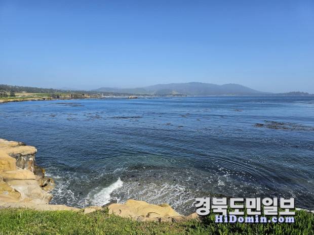 세계적인 골프장인 페블비치 골프링크스 옆의 태평양 바다.