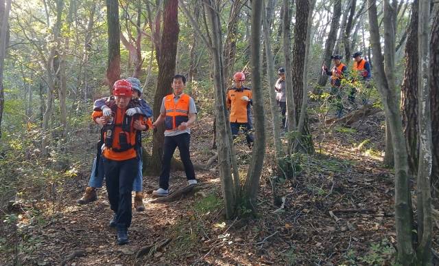 20일 오후 1시 59분 통영시 사량도 지리산을 등산 중이던 70대 여성이 5m 높이 바위에서 추락해 머리를 다쳤다. 신고를 받고 출동한 산악구조봉사대와 소방정대가 응급처치 후 부상자를 업고 하산하고 있다. 통영소방서 제공