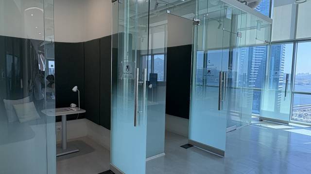 부산 워케이션 거점센터 내의 회의실과 개별 업무 공간. /박준혁 기자/