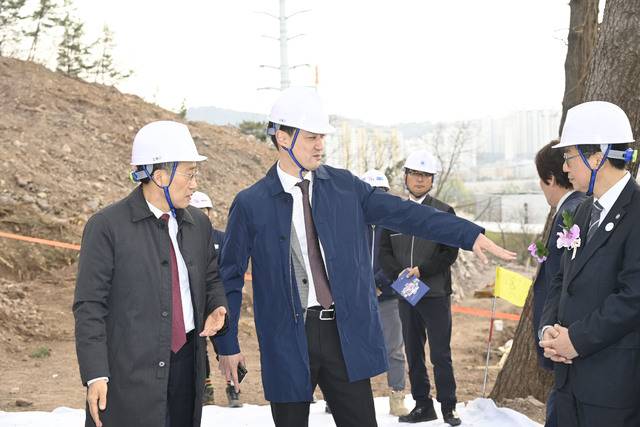 달서중고등학교 기공식 후 최재훈 군수가 추경호 국회의원와 함께 현장을 둘러보고 있다. 달성군 제공