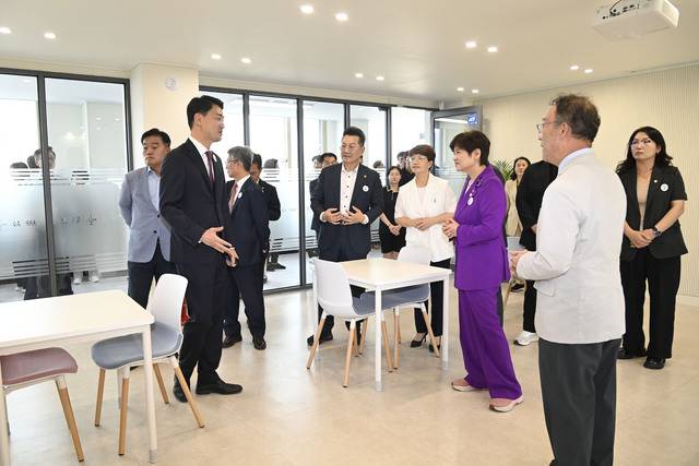 최재훈 군수가 강은희 대구시 교육감, 김은영 군의장 등 관계자들에게 현장을 둘러보며 시설물에 대해 설명하고 있다. 달성군 제공