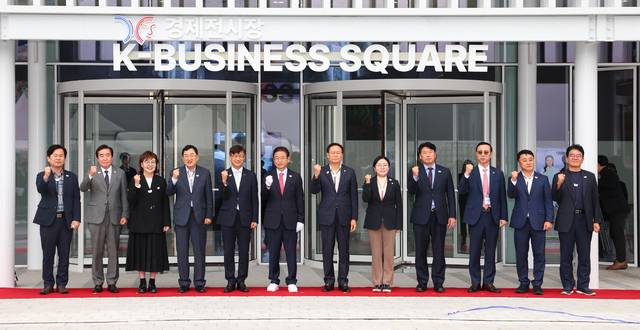 이철우 경북도지사와 주낙영 경주시장 등이 21일 오후 경주엑스포대공원 광장에 조성된 2025 APEC 경제 전시장 개관식에서 주요 인사들과 성공 개최를 위한 파이팅을 하고 있다. 세계 최빈국에서 글로벌 10대 경제 강국으로 성장한 산업의 역사와 경북의 저력을 보여줄 다양한 콘텐츠가 선보인다. 경북도 제공