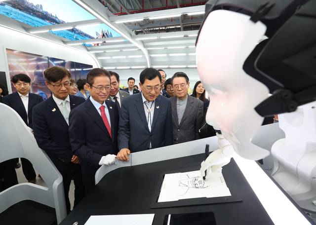 이철우 경북도지사와 주낙영 경주시장 등이 21일 오후 경주엑스포대공원 광장에 조성된 2025 APEC 경제 전시장 개관식에 참석한 후 내부를 둘러보고 있다. 경북도 제공.