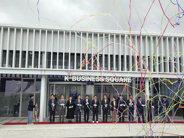 이철우 경북도지사, 주낙영 경주시장 등이 21일 경주엑스포에서 경제전시관(K-BUSINESS SQUARE) 준공 테이프를 자르고 있다. 강시일 기자