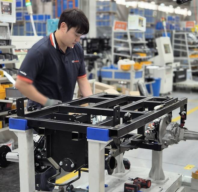 지난 17일 대구 달성군 구지면 <주>대동모빌리티 S-팩토리의 한 제조 라인에서 작업자가 자율주행 이동로봇 RT100 플랫폼을 제작하고 있다. 이승엽 기자