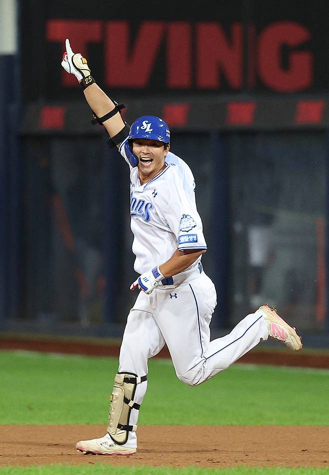 21일 대구 삼성라이온즈파크에서 열린 2025 프로야구 KBO리그 포스트시즌 플레이오프 3차전 한화 이글스와 삼성 라이온즈의 경기. 4회말 2사 주자없는 상황에서 삼성 김태훈이 1점 홈런을 치고 그라운드를 돌고 있다. 연합뉴스