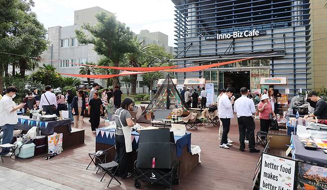 지난 17일 제주벤처마루 야외 행사장에서 열린 '제4회 플러스마켓'. ⓒ제주의소리