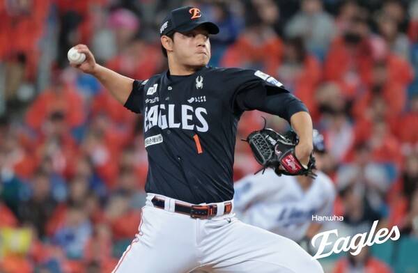 문동주가 21일 플레이오프 3차전에서 역투하고 있다. (사진=한화)