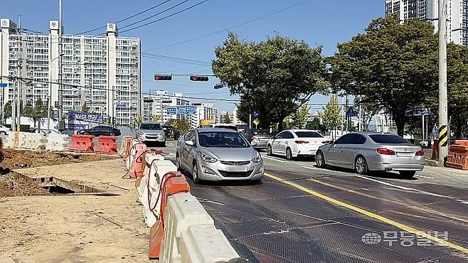 지난 20일 오전 찾은 광주 서구 풍암동 도시철도 2호선 1단계 3공구 공사현장. 도로 위가 여전히 복공판으로 뒤덮여 있다.