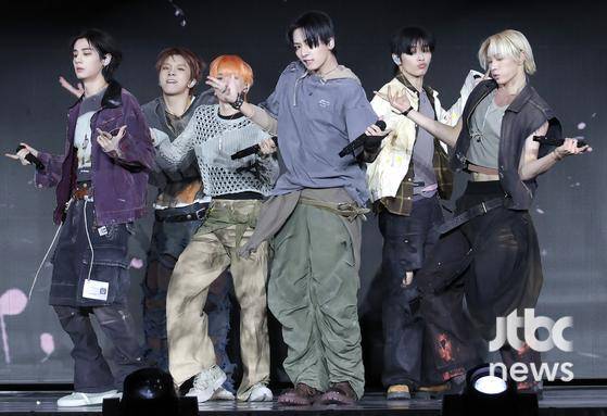 그룹 보이넥스트도어(BOYNEXTDOOR)가 20일 오후 서울 KBS아레나에서 미니 5집 'The Action' 쇼케이스 무대에 올라 공연을 펼치고 있다. 박세완 엔터뉴스팀 기자 park.sewan@jtbc.co.kr