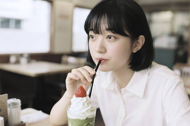 음료를 마실 때 습관적으로 빨대를 씹으면 치아가 손상돼 시린이가 생길 수 있다. 사진=클립아트코리아