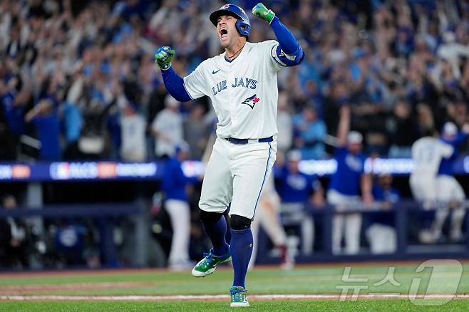 토론토 블루제이스 조지 스프링어가 21일(한국시간) 열린 시애틀 매리너스와 2025 MLB 아메리칸리그 챔피언십시리즈 7차전에서 7회말 역전 3점 홈런을 터뜨린 후 기뻐하고 있다. ⓒ AFP=뉴스1