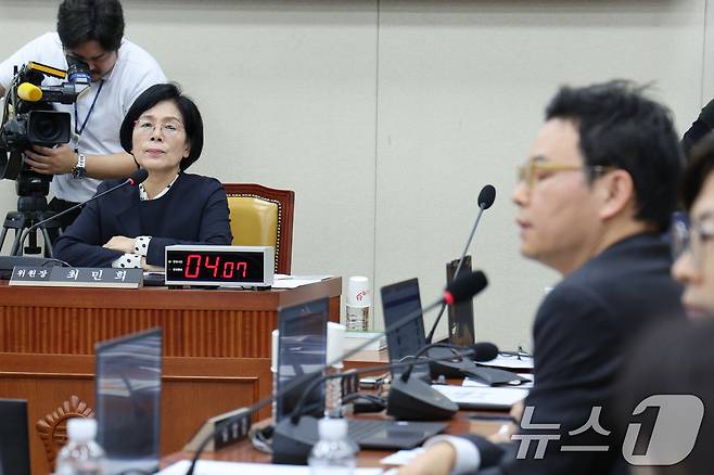 최민희 위원장이 지난 20일 서울 여의도 국회 과학기술정보방송통신위원회에서 열린 방송미디어통신위원회 등에 대한 국정감사에서 박정훈 국민의힘 의원의 발언을 듣고 있다. 2025.10.20/뉴스1 ⓒ News1 신웅수 기자