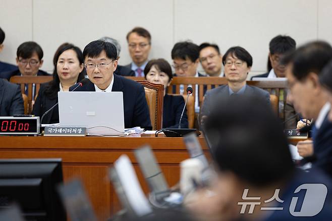안형준 국가데이터처장이 21일 서울 여의도 국회에서 열린 기획재정위원회의 국가데이터처 등에 대한 국정감사에서 의원 질의에 답하고 있다. 2025.10.21/뉴스1 ⓒ News1 유승관 기자