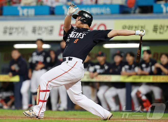 21일 대구삼성라이온즈파크에서 열린 2025 신한 SOL뱅크 KBO 포스트시즌 플레이오프 3차전 한화 이글스와 삼성 라이온즈의 경기, 한화 노시환이 5회초 2사 2루 상황 역전 투런홈런을 치고 있다. 2025.10.21/뉴스1 ⓒ News1 김진환 기자