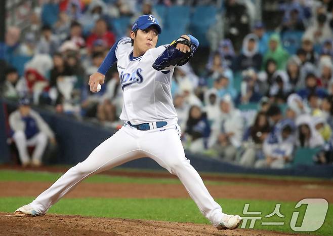 13일 오후 대구 삼성라이온즈파크에서 열린 프로야구 2025 신한 SOL뱅크 KBO 준플레이오프 3차전 삼성 라이온즈와 SSG 랜더스의 경기, 삼성 선발투수 원태인이 역투하고 있다. 2025.10.13/뉴스1 ⓒ News1 공정식 기자