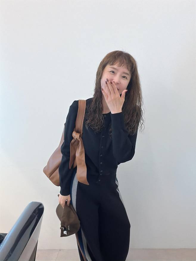 히피펌으로 변신한 신지. 신지 SNS.