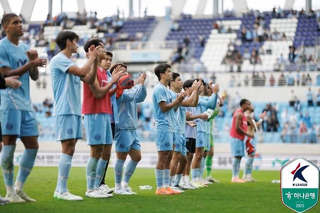 대구 선수단이 광주전이 끝난 뒤 팬께 인사하고 있다. 사진 | 한국프로축구연맹