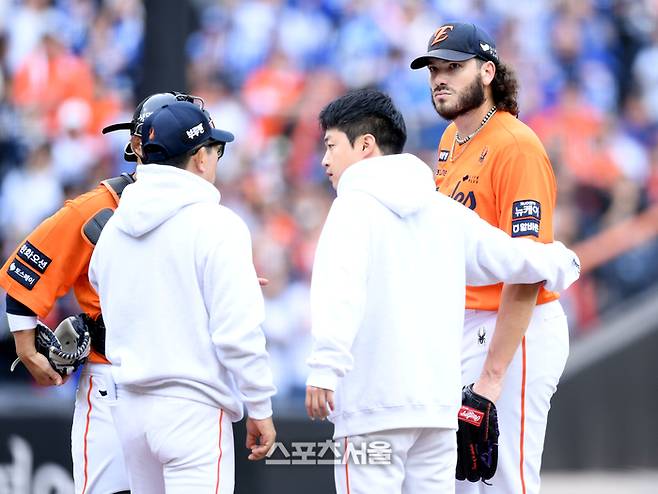 한화 폰세가 18일 대전 한화생명 볼파크에서 열린 2025 KBO 포스트시즌 플레이오프(PO) 1차전 삼성과 경기 2회초 2실점 후 마운드에 오른 양상문 코치의 이야기를 듣고 있다. 대전 | 최승섭 기자 thunder@sportsseoul.com