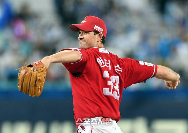 SSG 앤더슨이 13일 대구 삼성라이온즈파크에서 열린 2025 KBO리그 삼성과 준플레이오프 (준PO) 3차전에 선발 등판해 힘차게 공을 던지고 있다. 대구 | 박진업 기자 upandup@sportsseoul.com