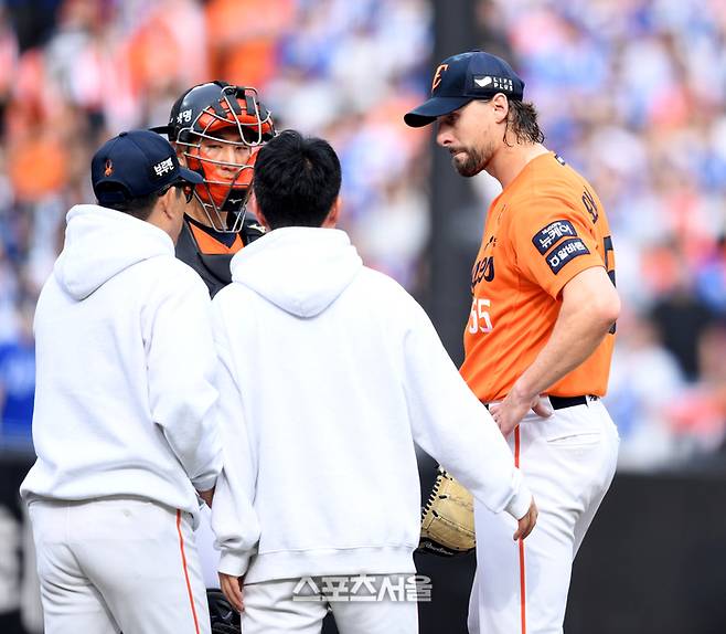 한화 와이스가 19일 대전 한화생명 볼파크에서 열린 2025 KBO 포스트시즌 PO 2차전 삼성과 경기 3회초 무사1,2루 마운드에 오른 양상문 코치의 이야기를 듣고 있다. 대전 | 최승섭 기자 thunder@sportsseoul.com