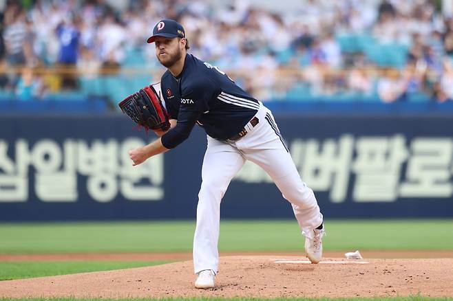 두산 콜 어빈이 17일 대구삼성라이온즈파크에서 열린 2025 KBO리그 삼성전에 선발 등판해 힘차게 공을 던지고 있다. 사진 | 두산 베어스