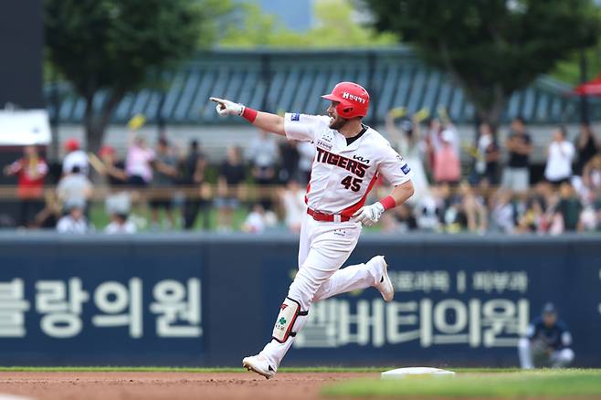 KIA 위즈덤이 광주-기아 챔피언스 필드에서 열린 2025 KBO리그 NC와 경기에서 홈런을 때린 후 세리머니를 하며 베이스를 돌고 있다. 사진 | KIA 타이거즈