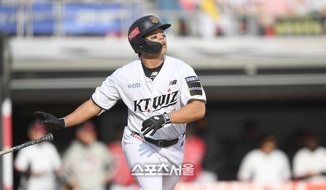 KT 강백호가 우중월 홈런을 날린 후 타구를 바라보고 있다. 수원 | 최승섭기자 thunder@sportsseoul.com