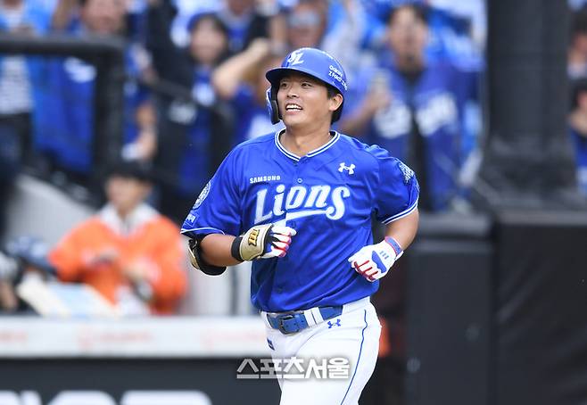 삼성 김태훈이 18일 대전 한화생명볼파크에서 열린 2025 KBO 포스트시즌 플레이오프 1차전 한화와 경기 4회초 우월홈런을 날린 후 홈으로 들어오고 있다. 대전 | 최승섭기자 thunder@sportsseoul.com