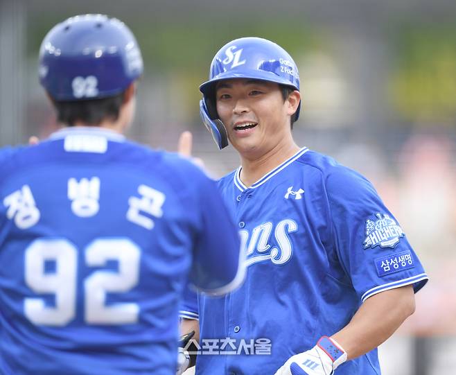 삼성 김태훈이 19일 대전 한화생명볼파크에서 열린 2025 KBO 포스트시즌 플레이오프 2차전 한화와 경기 3회초 2사1루 우중간안타를 친 후 정병곤 코치와 하이파이브를 하고 있다. 대전 | 최승섭기자 thunder@sportsseoul.com