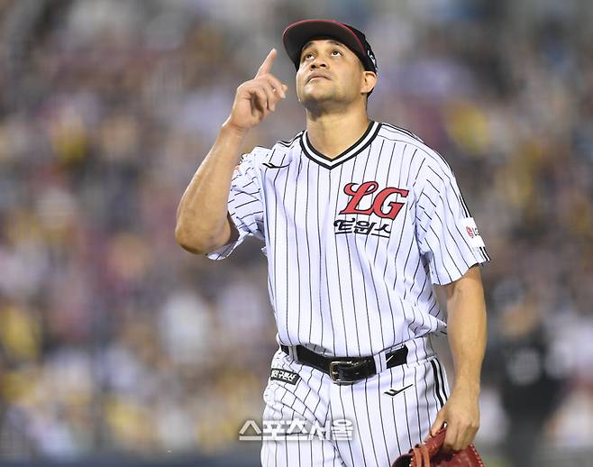 LG 선발투수 치리노스가 1일 서울 잠실구장에서 열린 2025 KBO리그 NC와 경기 3회 투구 후 더그아웃으로 들어오고 있다. 잠실 | 최승섭기자 thunder@sportsseoul.com