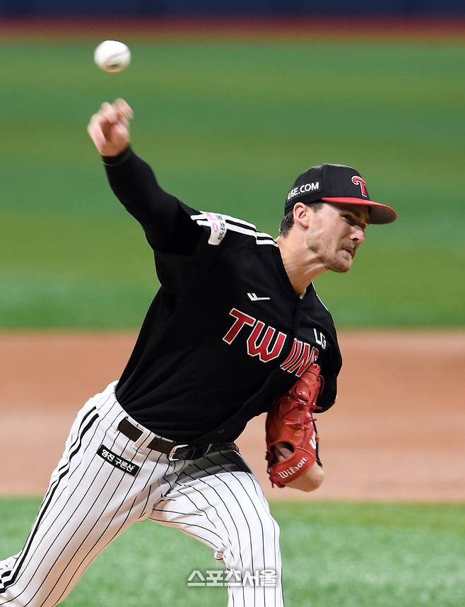 LG 톨허스트가 9일 고척스카이돔에서 열린 2025 KBO리그 키움과 경기에 선발 등판해 힘차게 공을 던지고 있다. 고척 | 박진업 기자 upandup@sportsseoul.com