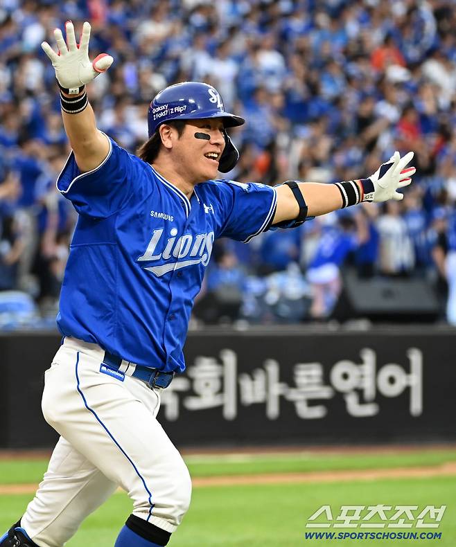 19일 대전한화생명볼파크에서 열린 삼성과 한화의 PO 2차전. 9회초 2사 1루 강민호가 2점홈런을 치고 환호하고 있다. 대전=허상욱 기자wook@sportschosun.com/2025.10.19/