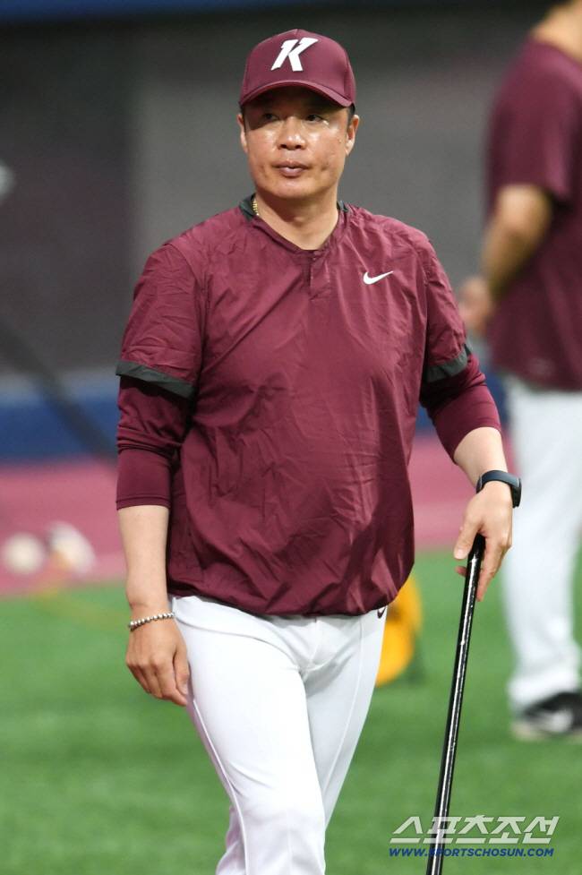 키움 강병식 코치가 훈련을 지켜보고 있다. 고척=정재근 기자 cjg@sportschosun.com/2020.05.21/