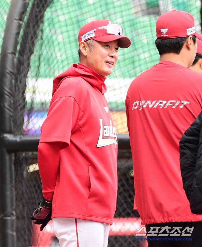 27일 인천 SSG랜더스필드에서 열린 KBO리그 SSG와 롯데의 경기. 선수들 훈련 돕는 SSG 강병식 코치. 인천=송정헌 기자songs@sportschosun.com/2025.03.27/