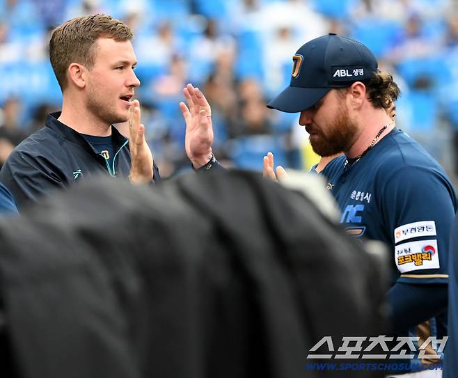 7일 대구삼성라이온즈파크에서 열린 NC와 삼성의 와일드카드 2차전, 6회말 투구를 끝낸 NC 로건이 라일리의 환영을 받고 있다. 대구=허상욱 기자wook@sportschosun.com/2025.10.07/