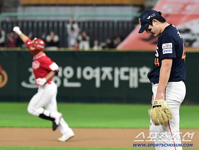 9회말 SSG 이율예가 끝내기 투런홈런을 날렸다. 고개를 떨구고 있는 한화 마무리 김서현.