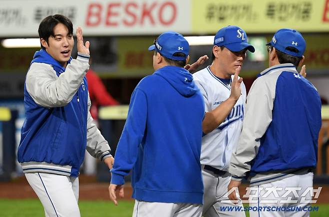 14일 대구 라이온즈파크에서 열린 삼성과 SSG의 준PO 4차전. SSG를 잡고 플레이오프에 진출한 삼성 원태인, 박진만 감독, 김재윤이 기뻐하고 있다. 대구=박재만 기자 pjm@sportschosun.com/2025.10.14/