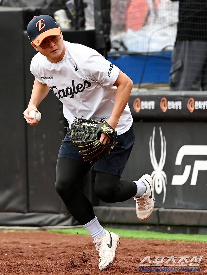 18일 대전 한화생명볼파크에서 삼성과 한화의 PO 1차전, 한화 이도윤이 수비훈련을 하고 있다. 대전=허상욱 기자wook@sportschosun.com/2025.10.18/