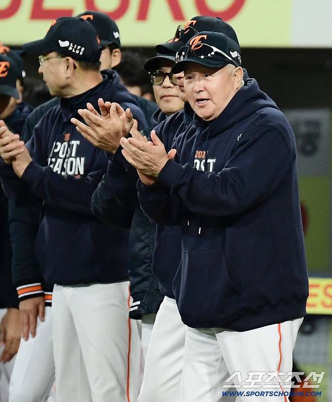 21일 대구 삼성라이온즈파크에서 열린 삼성과 한화의 PO 3차전. 한화가 삼성에 5대 4로 승리했다. 선수들에게 박수를 보내고 있는 한화 김경문 감독. 대구=송정헌 기자songs@sportschosun.com/2025.10.21/