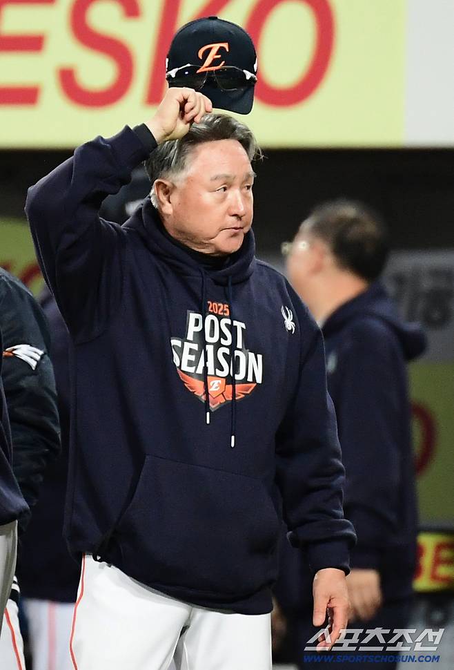 21일 대구 삼성라이온즈파크에서 열린 삼성과 한화의 PO 3차전. 한화가 삼성에 5대 4로 승리했다. 팬들에게 인사를 건네고 있는 한화 김경문 감독. 대구=송정헌 기자songs@sportschosun.com/2025.10.21/