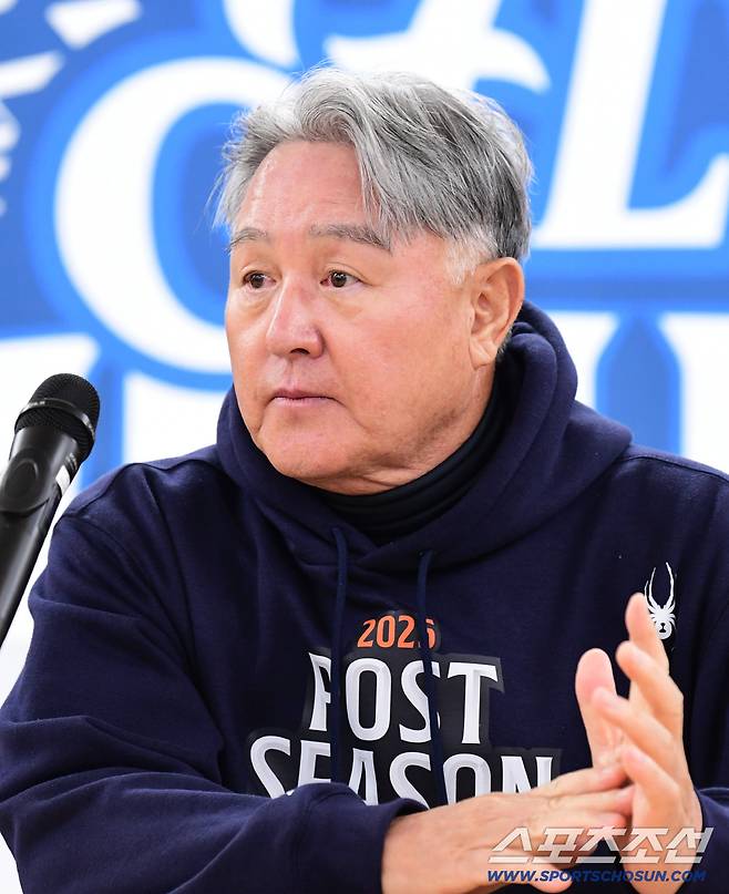 21일 대구 삼성라이온즈파크에서 열리는 삼성과 한화의 PO 3차전. 기자들 질문에 답하고 있는 한화 김경문 감독. 대구=송정헌 기자songs@sportschosun.com/2025.10.21/