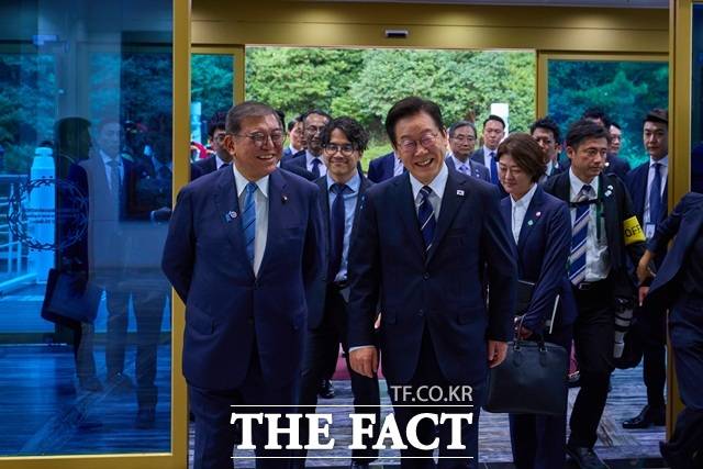 대통령실은 21일 다카이치 사나에 신임 일본 총리 선출과 관련해 "일본 정상이 바뀌었기 때문에 (APEC 계기로 정상회담을) 기대한다"고 밝혔다. 이재명 대통령이 9월 30일 이시바 시게루 일본 총리와 한일 정상회담을 위해 부산 누리마루 APEC 하우스에 입장하고 있다. /대통령실