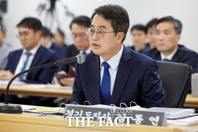 21일 오후 경기도청 율곡홀에서 열린 2025 행정안전위원회 국정감사에서 김동연 경기도지사가 의원들의 질의에 답변하고 있다. /경기도